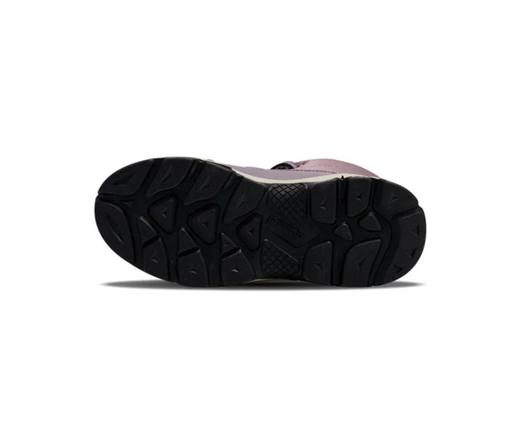 Unteransicht eines pflaumenfarbenen hummel® Schneestiefels Snow Boot Tex, der seine schwarze, profilierte Sohle mit dem eingeprägten Markennamen „hummel“ zeigt.