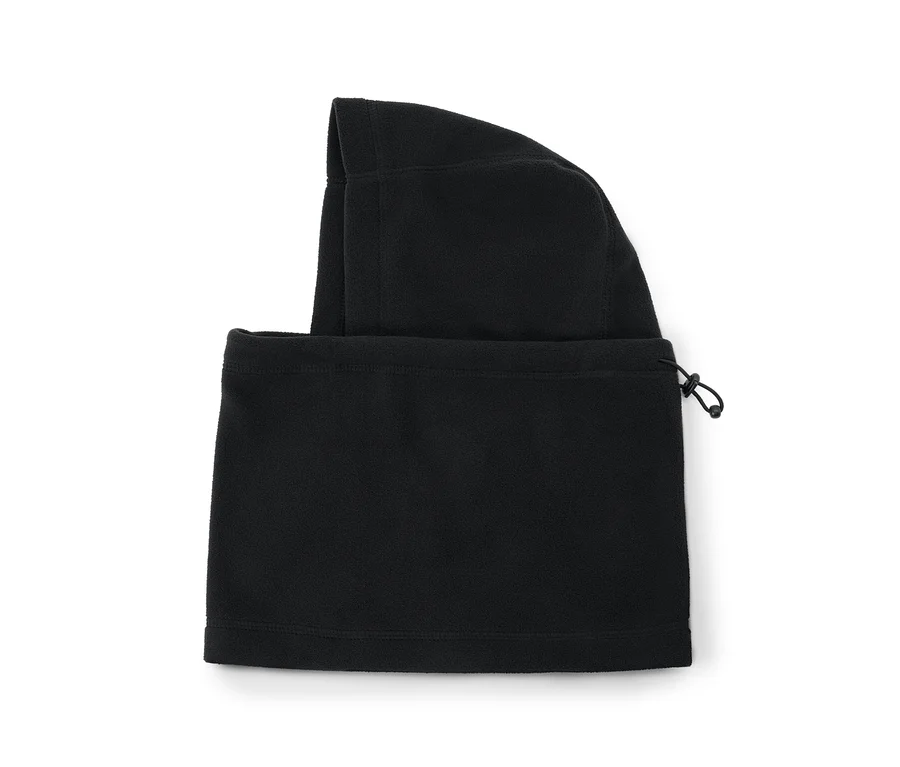 Schwarze Fleece-Sturmhaube mit Kordelzug, flach auf weißem Hintergrund liegend.