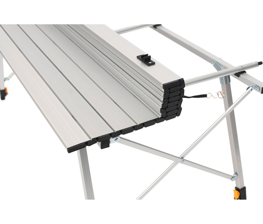 Faltbarer Campingtisch mit silberfarbener Lamellenplatte, teilweise aufgebaut, zeigt schwarze Verbindungsscharniere und Metallbeine.