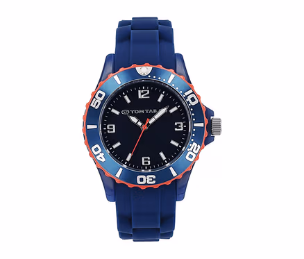 Uhr mit blauem Silikonarmband und dunkelblauem Zifferblatt. Die zweifarbige blau-rote Lünette hat weiße Minutenmarkierungen. Das Zifferblatt zeigt das TOM TAILOR-Logo, weiße Stundenmarkierungen und weiße Zeiger mit einem roten Sekundenzeiger.