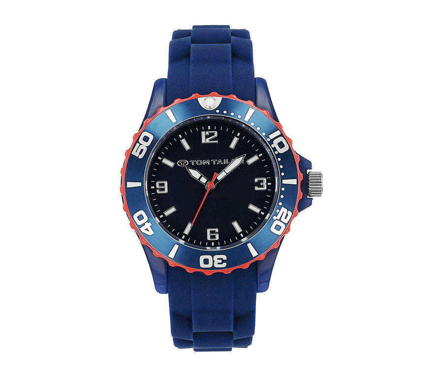 Uhr mit blauem Silikonarmband und dunkelblauem Zifferblatt. Die zweifarbige blau-rote Lünette hat weiße Minutenmarkierungen. Das Zifferblatt zeigt das TOM TAILOR-Logo, weiße Stundenmarkierungen und weiße Zeiger mit einem roten Sekundenzeiger.
