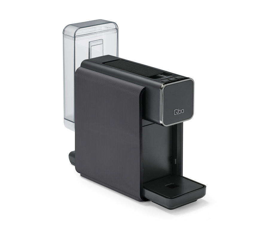 Schwarze Qbo ONE Kapselmaschine mit transparentem Wassertank und Abtropfschale.