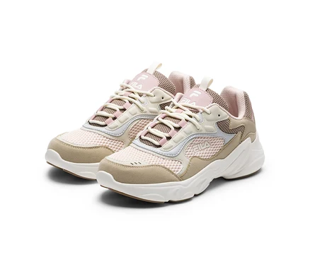 Paar hellrosa, beigefarbener und weißer Fila-Sneaker mit klobigen weißen Sohlen.