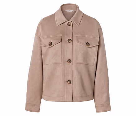 Hellbraune Wildlederimitat-Jacke mit Kragen, vier dunkelbraunen Knöpfen vorne und zwei Brusttaschen mit Klappen und dunkelbraunen Knöpfen.