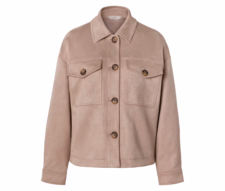 Hellbraune Wildlederimitat-Jacke mit Kragen, vier dunkelbraunen Knöpfen vorne und zwei Brusttaschen mit Klappen und dunkelbraunen Knöpfen.