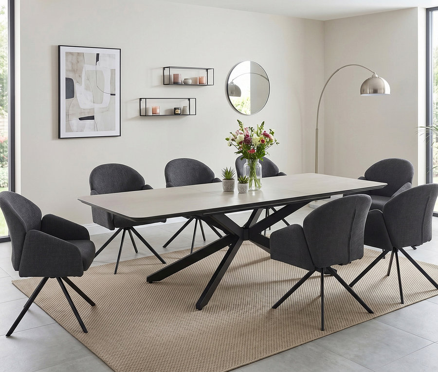 Ein modernes Esszimmer mit einem hellen, rechteckigen Tisch und sechs dunkelgrauen Polsterstühlen auf einem beigen Teppich. Auf dem Tisch stehen ein Blumenstrauß und zwei Sukkulenten. Die Wand zeigt abstrakte Kunst, zwei schwarze Wandregale mit Kerzen und einen runden Spiegel. Eine silberne Bogenlampe steht in der Ecke, und große Fenster zeigen einen Garten.