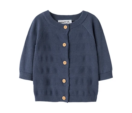 Blauer Strick-Babycardigan mit langen Ärmeln, Rundhalsausschnitt und fünf hellbraunen Holzknöpfen. Er hat abwechselnd strukturierte und glatte Strickmuster.