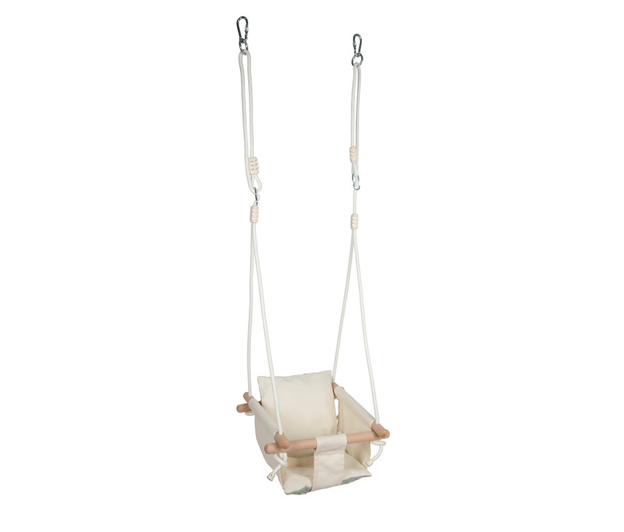 Cremefarbene small foot Babyschaukel »Komfort« mit hölzernen Haltestangen, einem passenden Kissen und weißen Seilen mit Metallkarabinern zum Aufhängen.