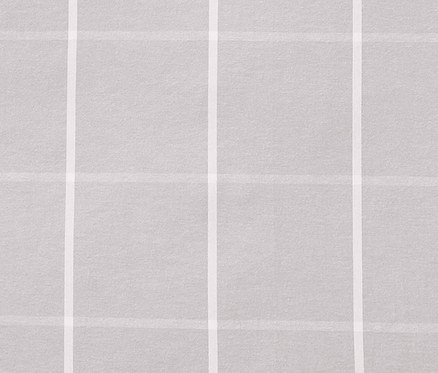 Detailaufnahme von grauer Flanell-Wendebettwäsche mit weißem Karomuster.