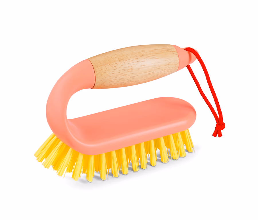 Fliesen-Bodenbürste mit pinkfarbenem Griff, Holzgriff und gelben Borsten.