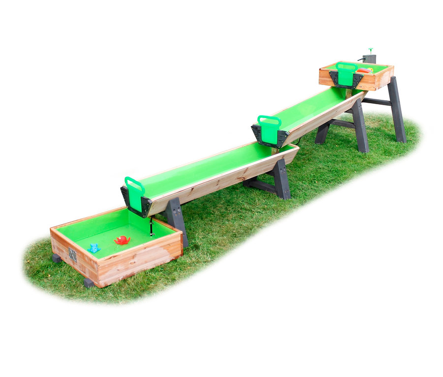 Eine dreistufige EXIT AquaFlow Wasserbahn Junior-Set steht auf einer Wiese.