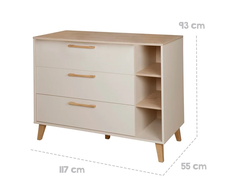 Helle beige Kommode mit heller Holzoptik-Oberfläche, drei Schubladen mit Holzgriffen und drei offenen Fächern, auf schrägen Holzbeinen stehend. Maße: 93 cm hoch, 117 cm breit, 55 cm tief.