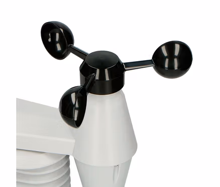 Schwarzes, dreischaliges Anemometer einer Wetterstation auf weißem Sockel.