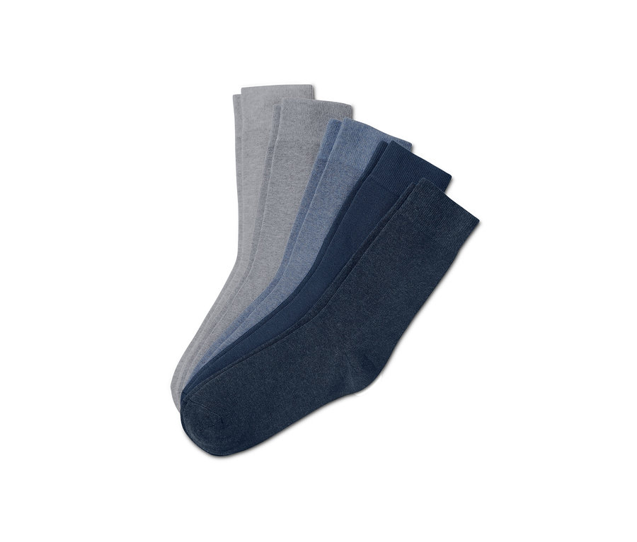 Fünf Paar Socken in Grau- und Blautönen auf weißem Hintergrund.