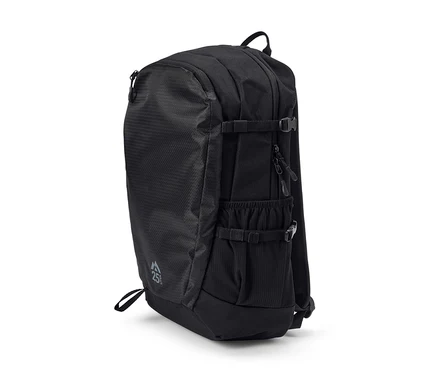 Schwarzer Rucksack steht auf einer weißen Oberfläche.