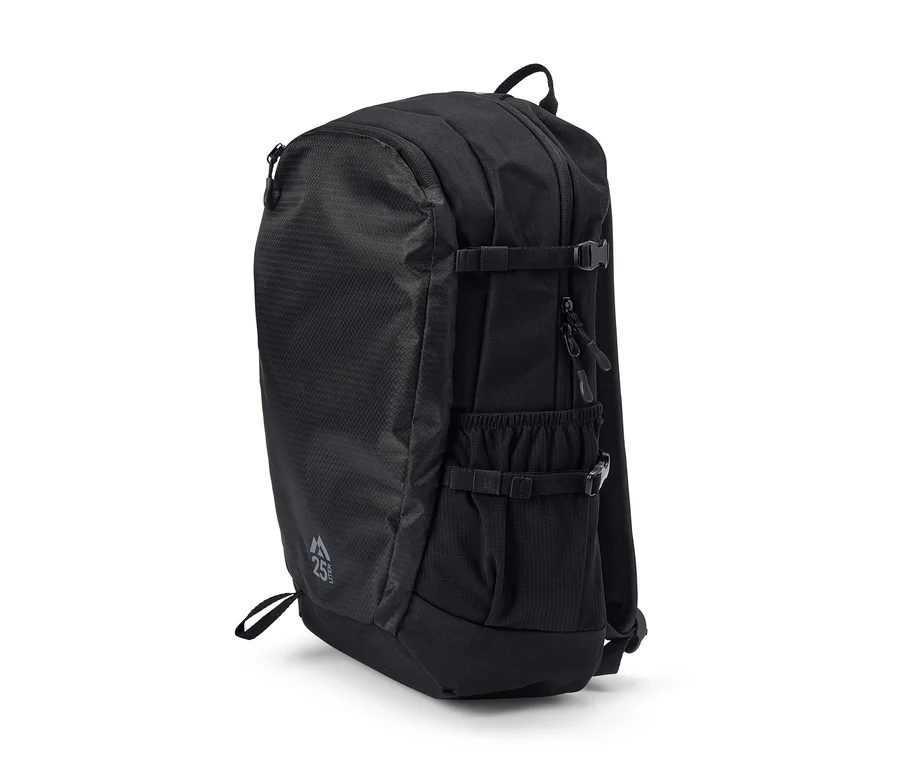 Schwarzer Rucksack steht auf einer weißen Oberfläche.