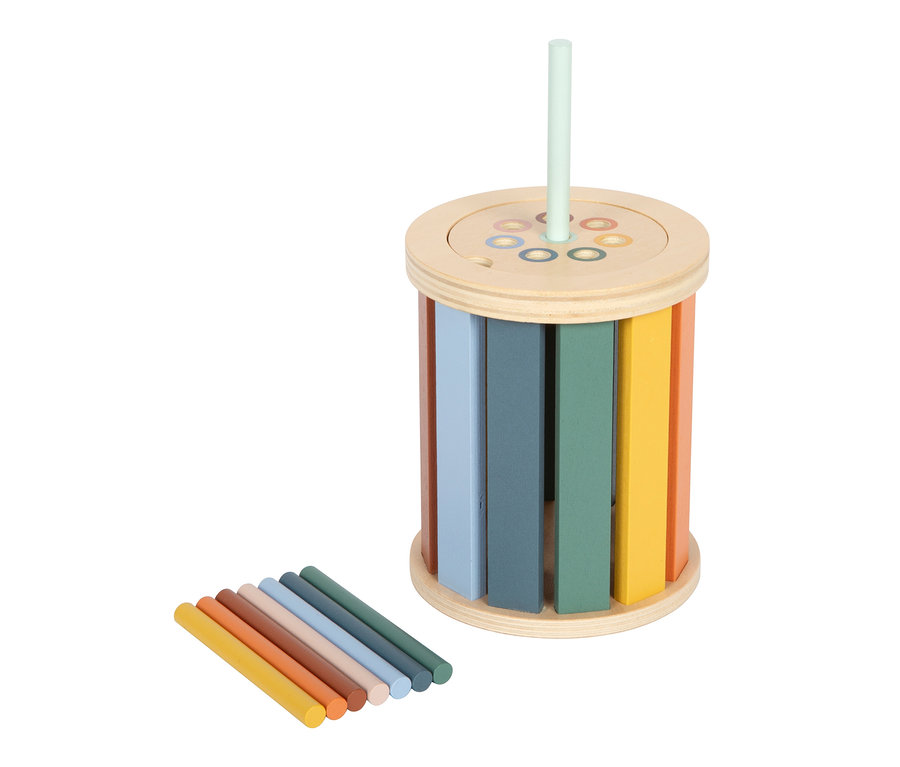 Zylindrisches Holzspielzeug mit bunten vertikalen Lamellen, einem hellgrünen Stift oben und passenden farbigen Holzstäbchen daneben.