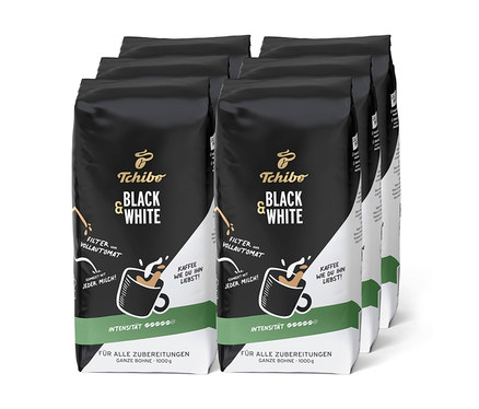 Schwarze und weiße Packungen Tchibo BLACK & WHITE - 6 x 1 kg Ganze Bohne Kaffeebohnen, gestapelt.