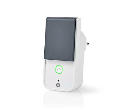Weißer Smart Plug mit grauer Abdeckung, grün beleuchtetem Ein-/Ausschalter und Smart-Home-Symbol darunter. Ein europäischer Stecker ist rechts sichtbar.