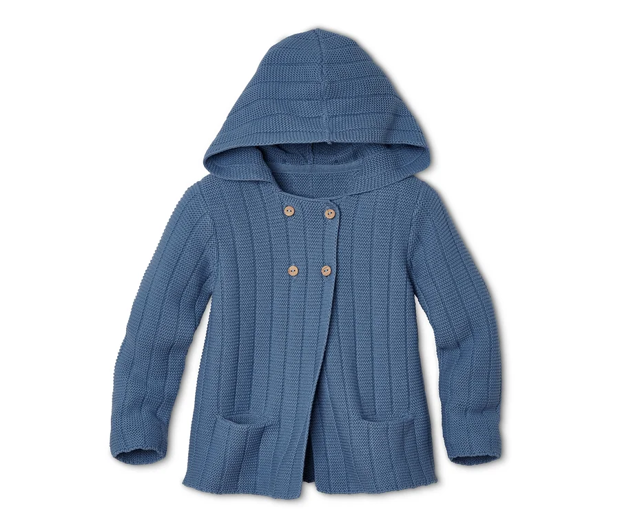 Blaue Strickjacke mit Kapuze und Knöpfen.