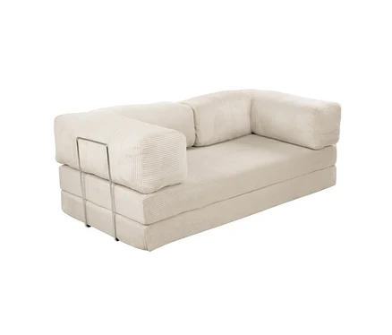 Helles beiges Cordsofa mit gerippter Textur, niedriger Rückenlehne und zwei Armlehnen. Die Sofabasis besteht aus zwei gestapelten, rechteckigen Polstern, eine Armlehne wird von einem silbernen Metallgestell gestützt.
