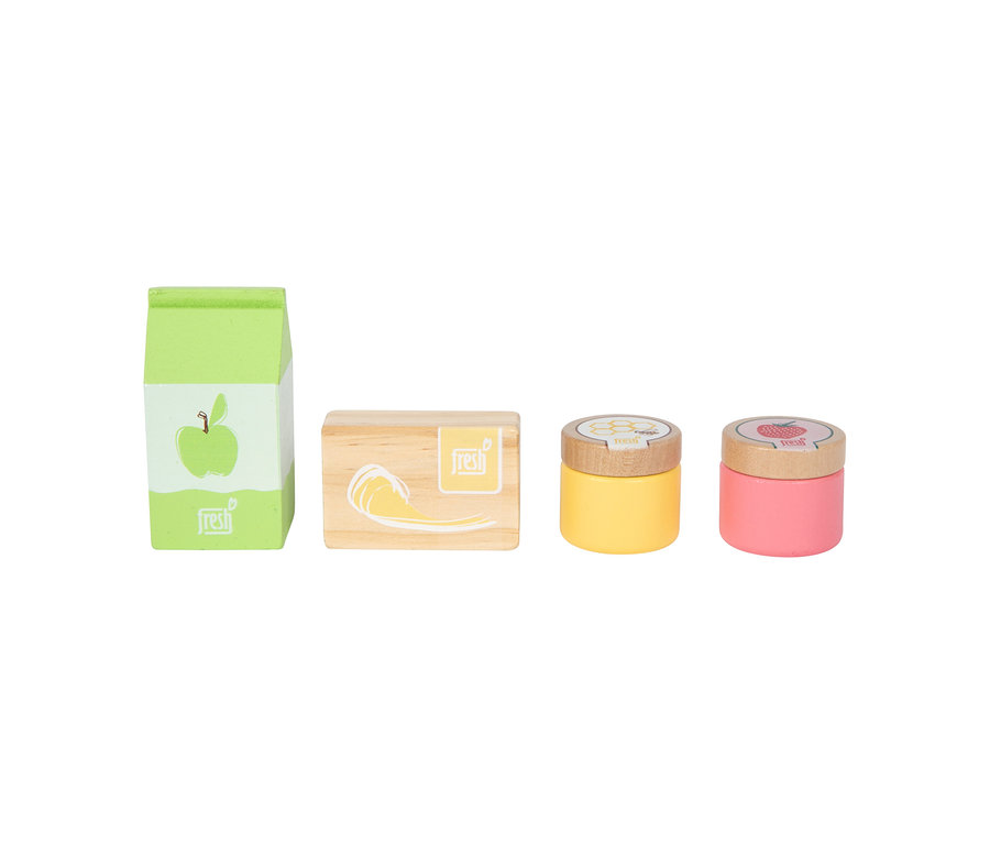 Vier hölzerne Spielzeug-Lebensmittel aus dem small foot kompakten Kaufladen: ein grüner Saftkarton mit Apfel, ein Holzblock mit Bananenschale, ein gelbes Glas mit Biene auf dem Deckel und ein pinkes Glas mit Erdbeere auf dem Deckel.