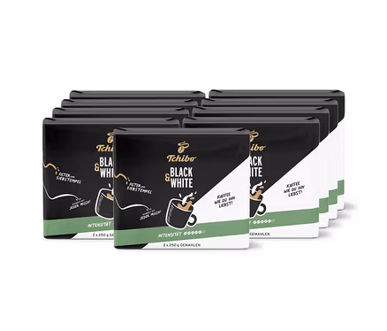 Neun schwarz-weiße Packungen Tchibo BLACK & WHITE gemahlener Kaffee, mit grünen Akzenten und Tassenillustration.