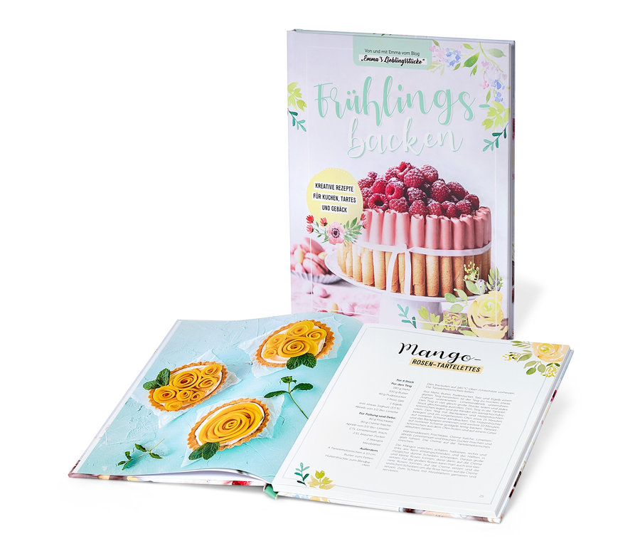 Zwei geöffnete Rezeptbücher und ein »Frühlingsbacken« Buch liegen auf einem weißen Hintergrund.