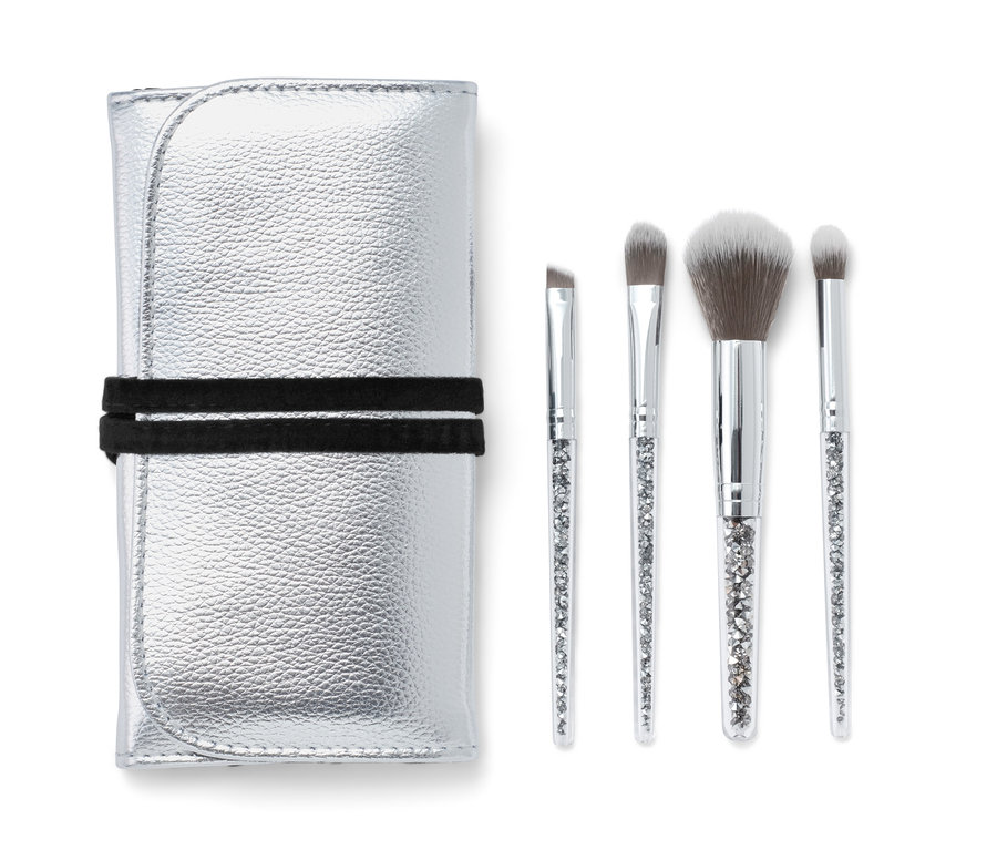 Silbernes Kosmetikpinsel-Set mit Tasche und vier Pinsel.