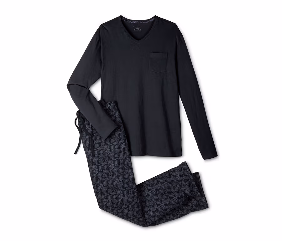 Ein schwarzer Pyjama mit langen Ärmeln und einer Brusttasche, dazu eine Hose mit Paisley-Muster.