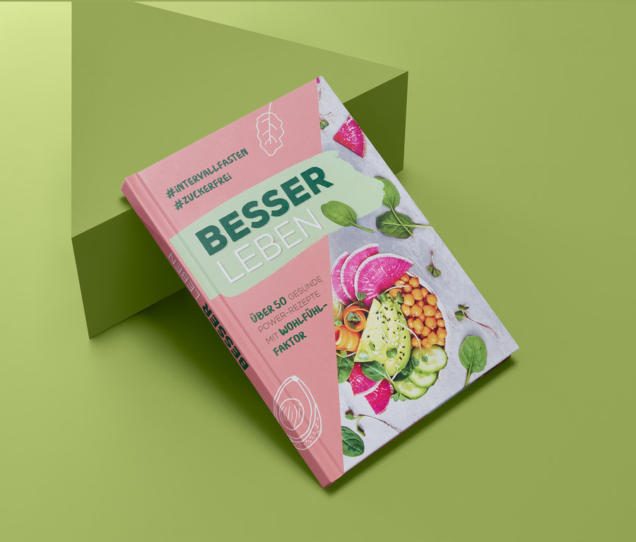 Ein »Besser leben« Buch liegt auf einem grünen Hintergrund.