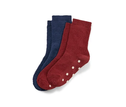 Zwei Paar Kinder-Kuschelsocken, einmal dunkelblau, einmal bordeauxrot mit weißen Sternen.