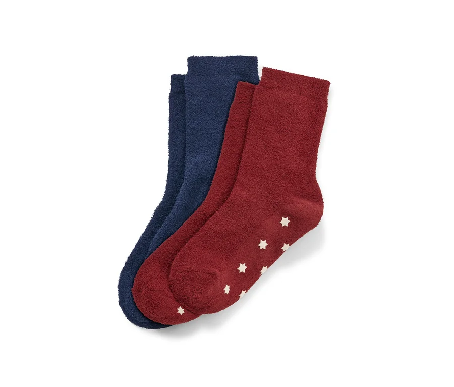 Zwei Paar Kinder-Kuschelsocken, einmal dunkelblau, einmal bordeauxrot mit weißen Sternen.