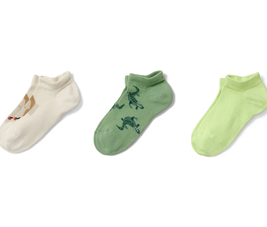Drei Paar Kinder-Sneakersocken mit Tiermotiven.