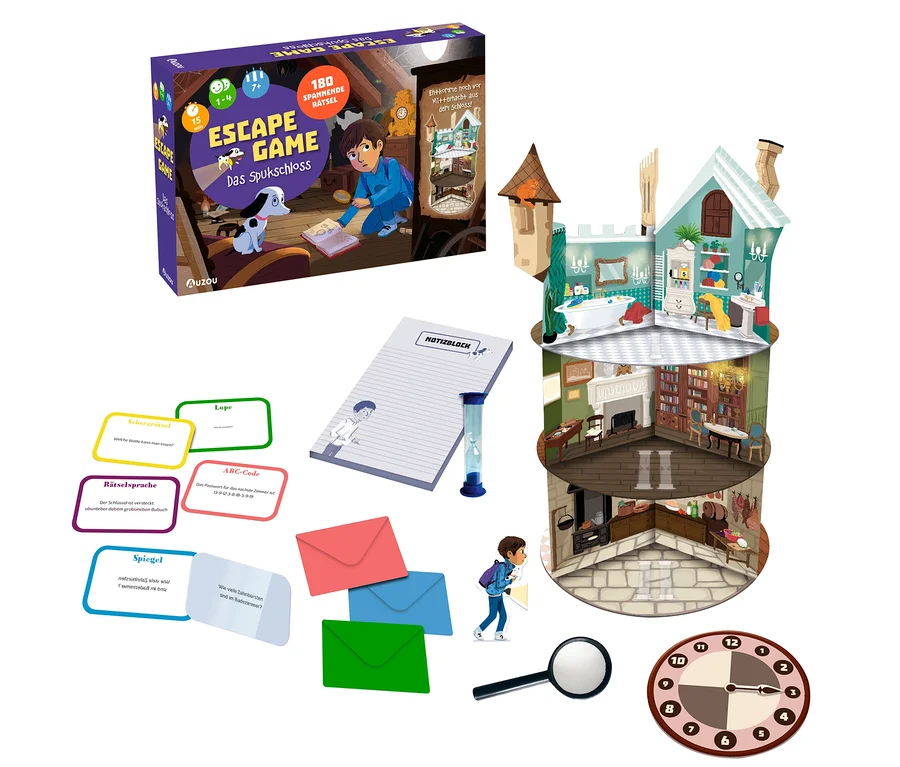 Komponenten für das Brettspiel „Escape Game: Das Spukschloss“, darunter die Box mit einem Jungen und einem Hund auf einem Dachboden, ein mehrstöckiges Papp-Spukhaus, ein Notizblock mit der Aufschrift „NOTIZBLOCK“, eine blaue Sanduhr, verschiedene Spielkarten, rote, blaue und grüne Umschläge, eine Lupe, ein Zifferblatt und eine kleine ausgeschnittene Figur eines Jungen.