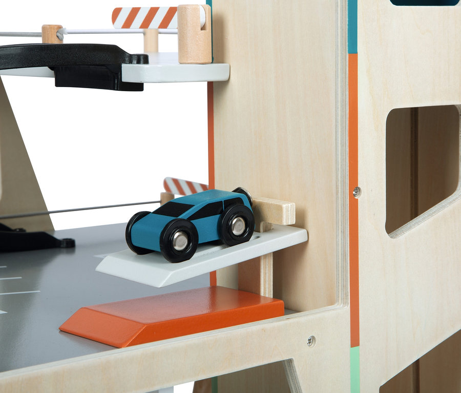 Detailaufnahme des Small Foot Parkhaus »Rallye« mit blauem Spielzeugauto auf der Rampe.
