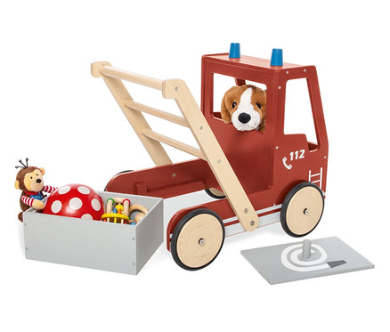 Roter Pinolino Lauflernwagen »Feuerwehrauto Fred« aus Holz mit Plüschhund im Fahrerhaus, Spielsachen und Plüschaffe.