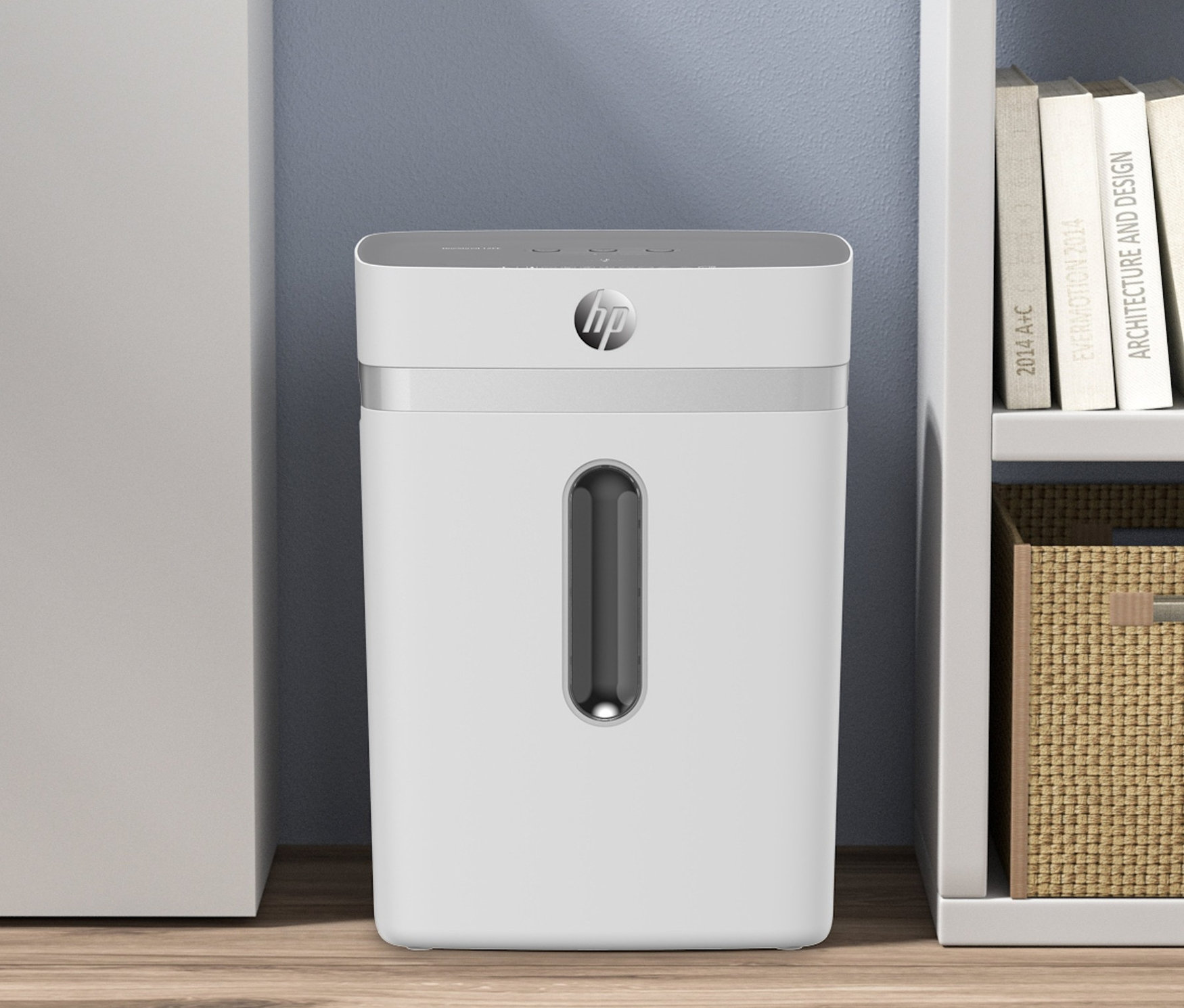 Ein weißer HP OneShred 12CC Aktenvernichter steht zwischen einem weißen Tisch und einem weißen Bücherregal.