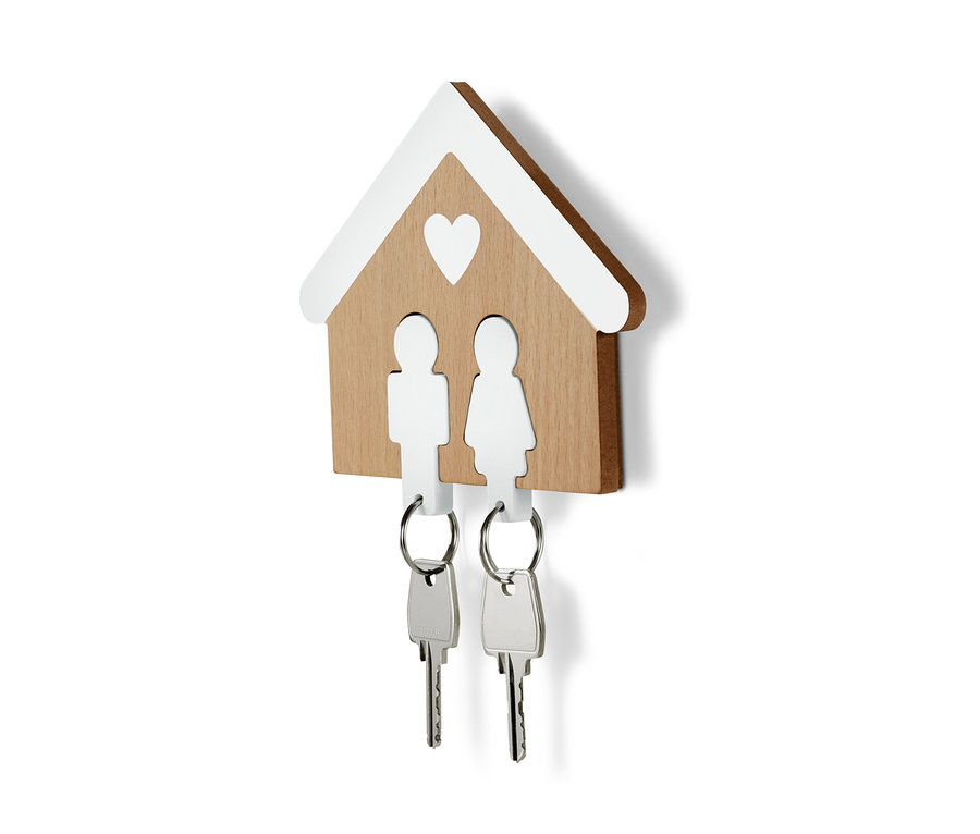Ein Schlüsselbrett in Form eines Hauses mit weißen Akzenten und zwei Schlüsseln.