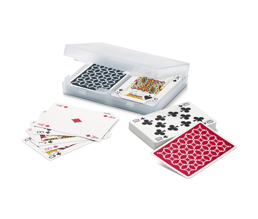 Wasserfeste Spielkarten sind in einer durchsichtigen Hülle und daneben ausgelegt.
