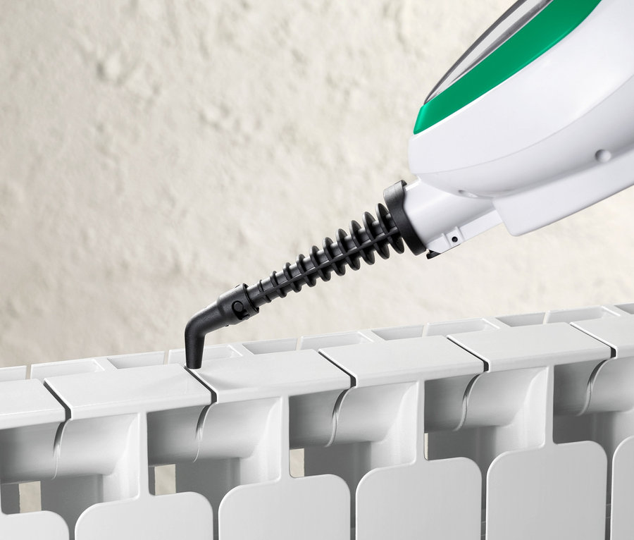 Detail eines Multifunktionalen Dampfbesens beim Reinigen eines Heizkörpers.