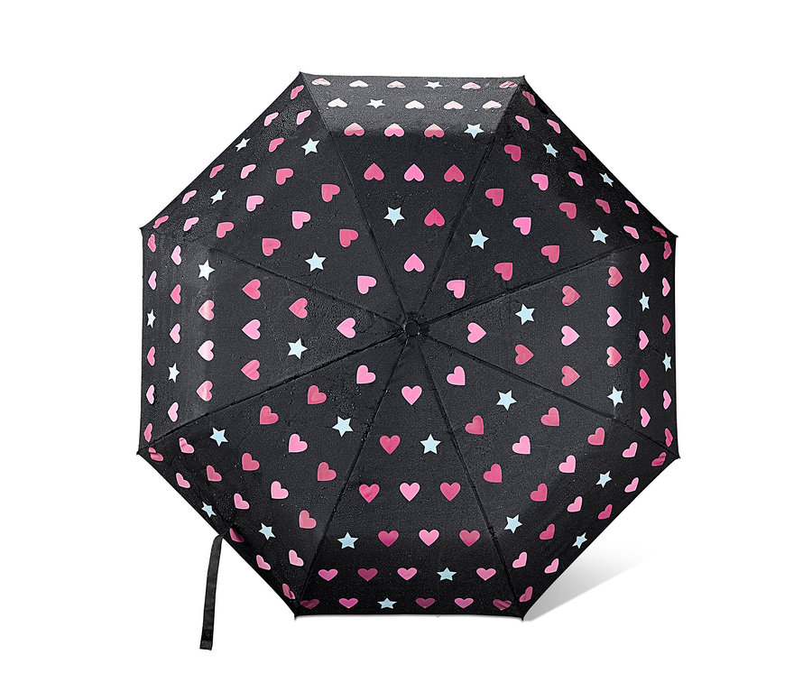 Schwarzer Regenschirm mit rosa Herzen und blauen Sternen.