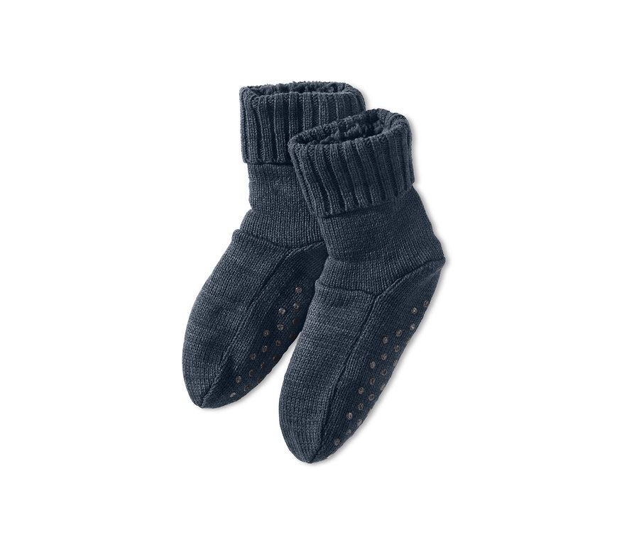Zwei Paar dunkelblaue Hausschuhsocken vor einem weißen Hintergrund.