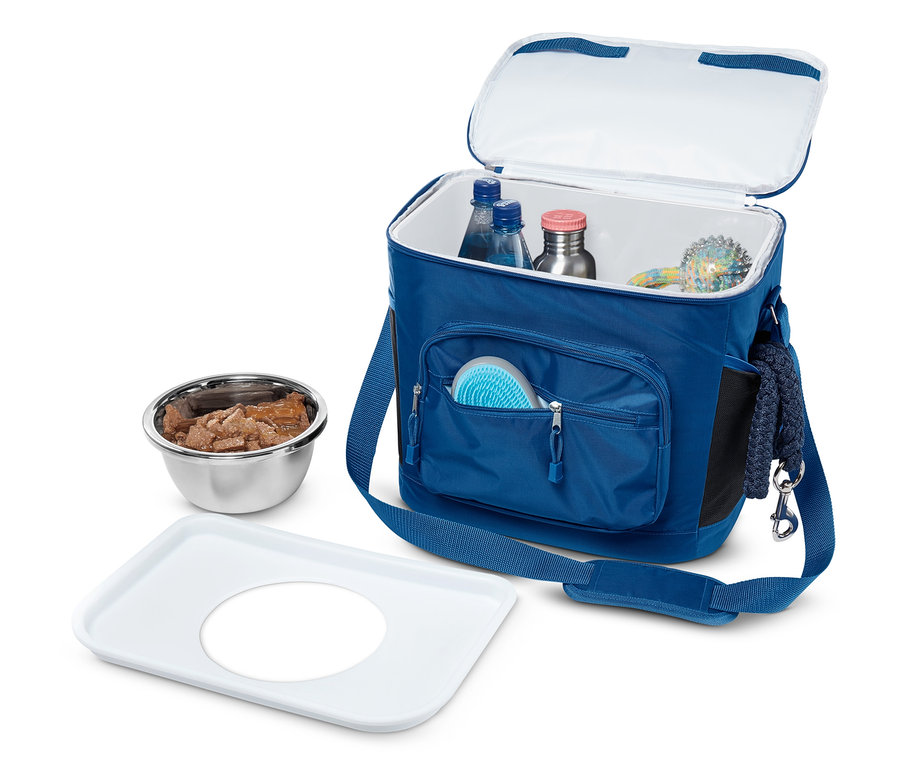 Eine blaue Tierfutter-Kühltasche mit einer Edelstahlschüssel, Wasserflaschen, einem Spielzeug und einer Bürste.