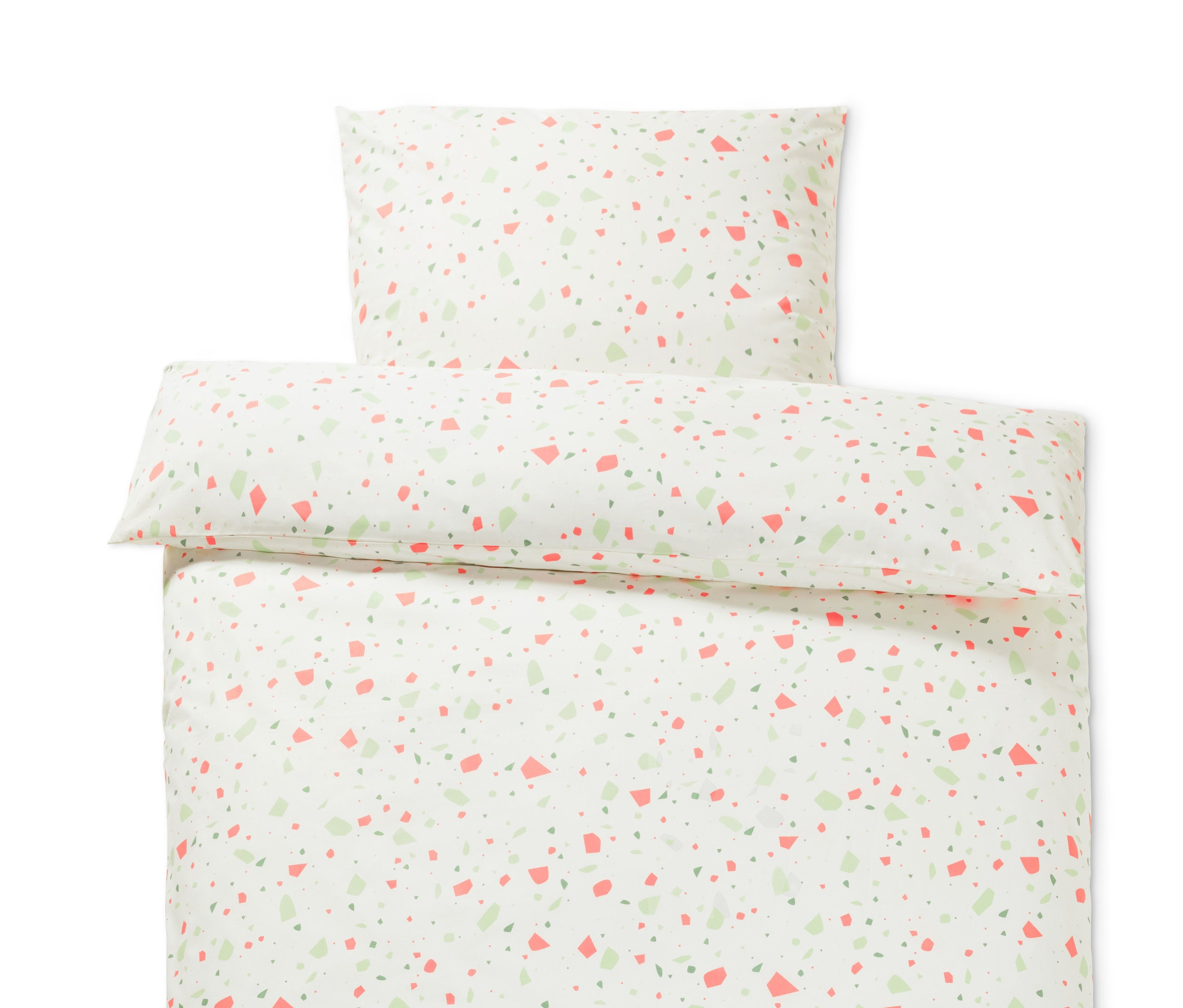 Ein Set aus weißer Renforcé-Bettwäsche mit roten und grünen Flecken.