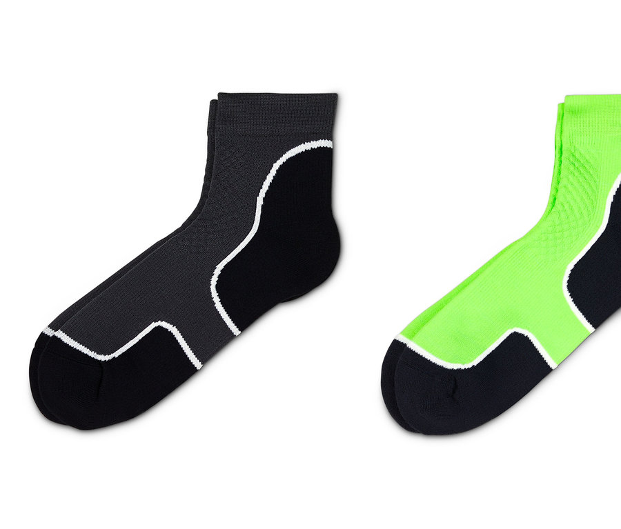 Zwei Paar kurze Kompressions-Laufsocken: ein Paar grau-schwarz, ein Paar schwarz-neongrün.