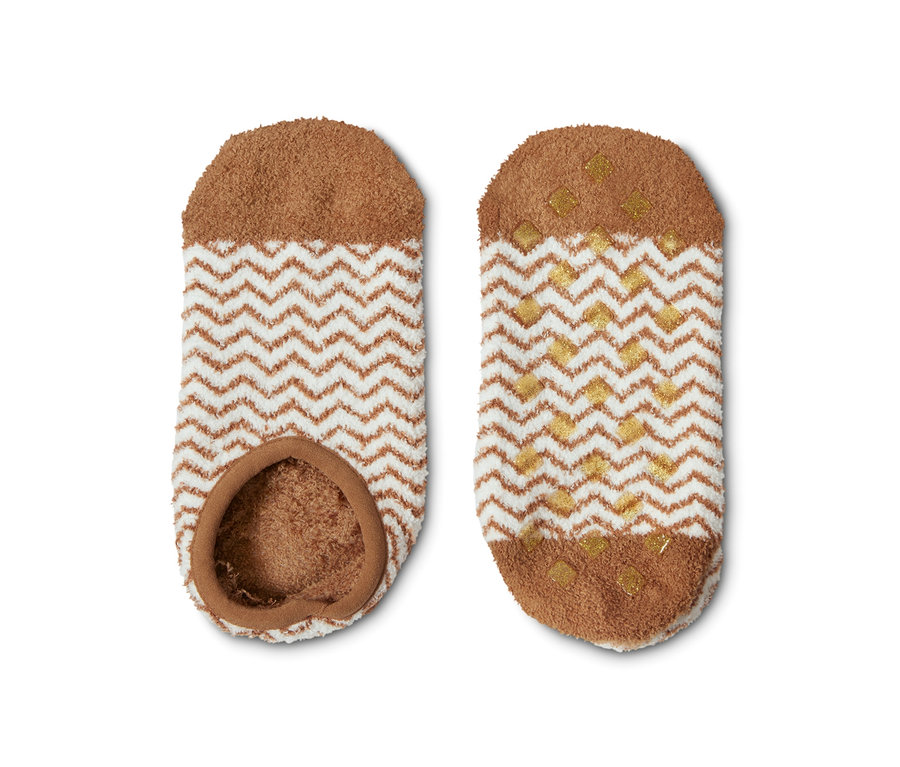 Zwei Paar Hausschuhsocken mit braunem Rand und weißem Zickzackmuster.
