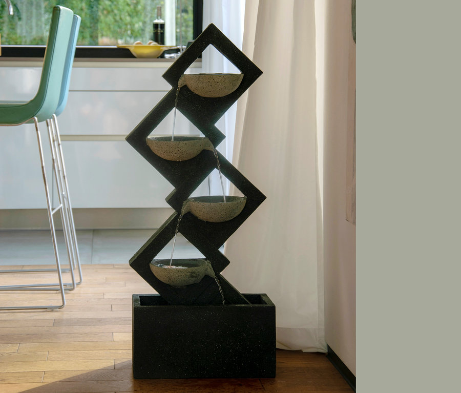 Ein Dobar Gartenbrunnen mit 4 Schalen und LEDs, Wasser fließt von einer Schale zur nächsten.