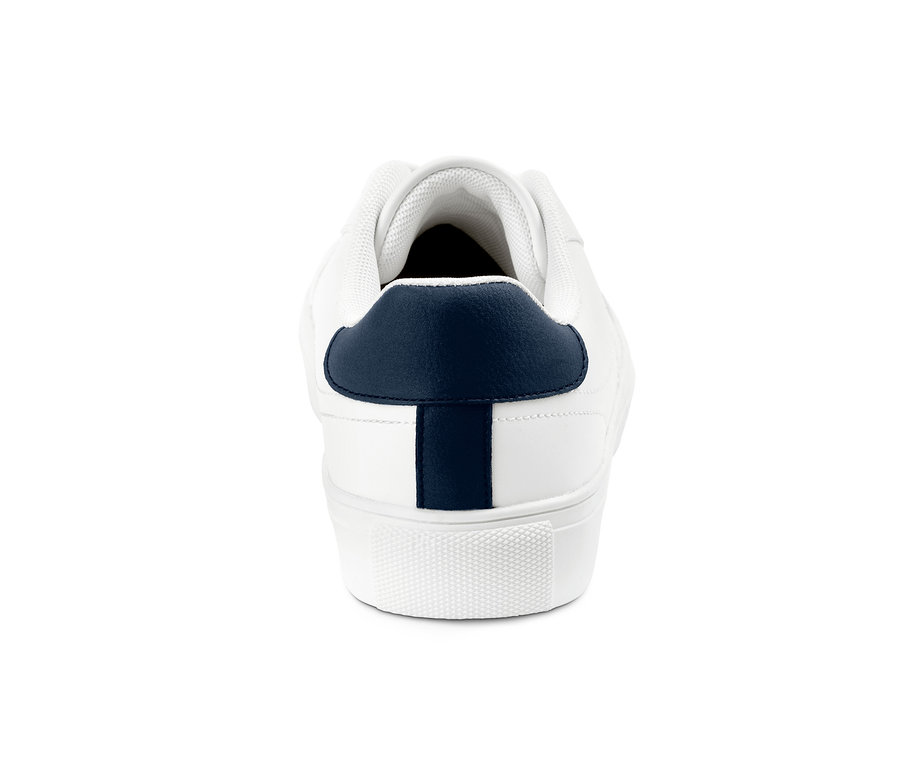 Detailansicht eines Sneakers mit blauem Akzent an der Ferse.