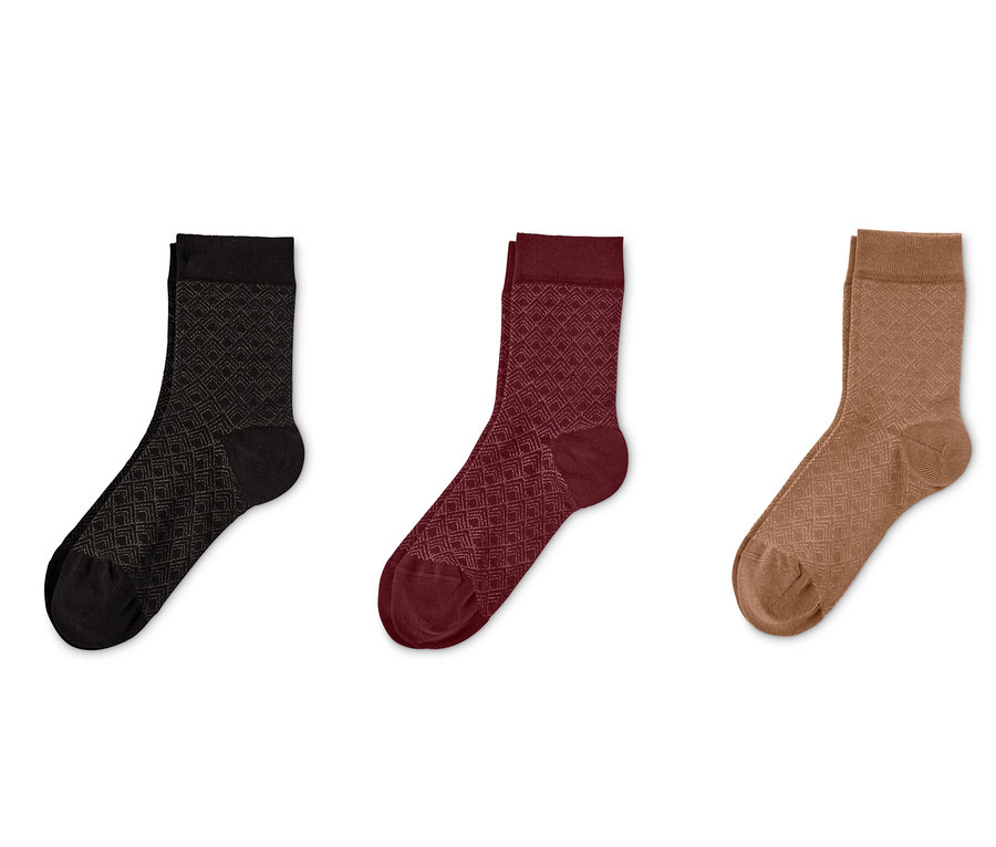 Drei Paar Socken mit geometrischem Muster in Schwarz, Burgunderrot und Braun.